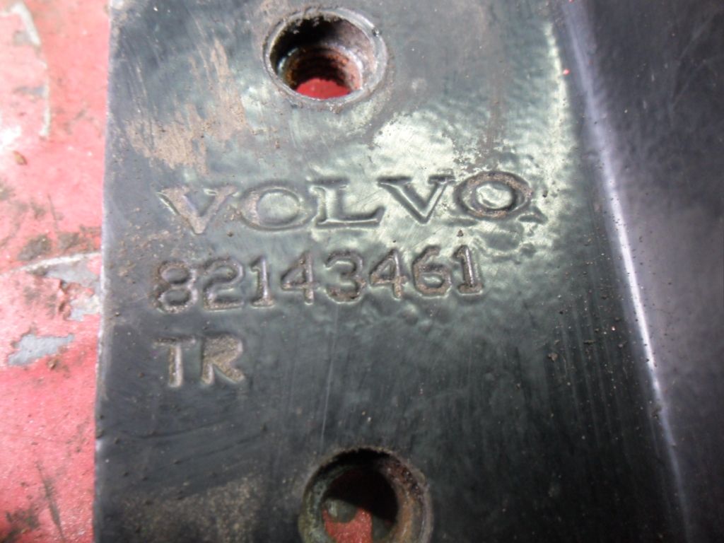 82143461 VOLVO Кронштейн брызговика, № XF214973, фото 4