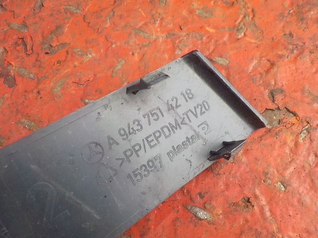 9437514218 MERCEDES Накладка решетки радиатора левая, № XF353612, фото 4