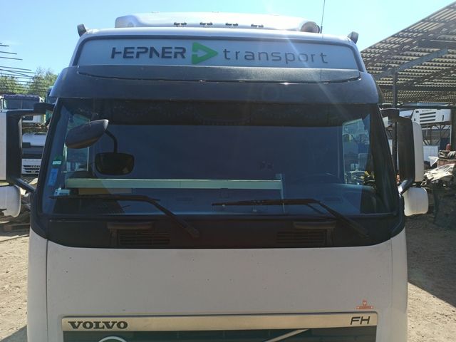 21100732 VOLVO Стекло лобовое, № XF337748, фото 1