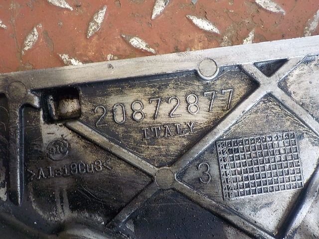 20872877 VOLVO Крышка двигателя, № XF213222, фото 4