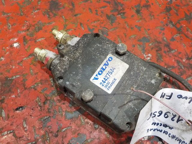24427534 VOLVO Выключатель массы, № XF129656, фото 2